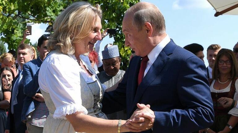 Χόρεψε με τον Πούτιν και τώρα φοβάται για τη ζωή της 