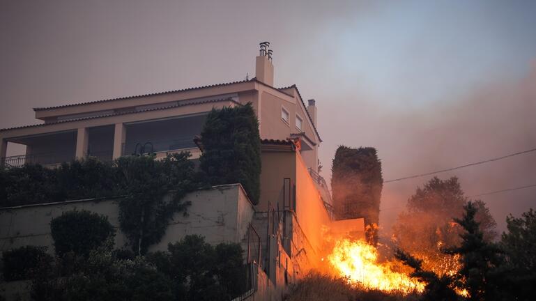 Ανεξέλεγκτη η φωτιά στην Πεντέλη, εφιαλτική η νύχτα! | Cretalive ειδήσεις