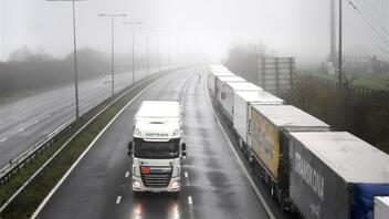 Με ολική «παράλυση» στις μεταφορές απειλούν οι ιδιοκτήτες φορτηγών