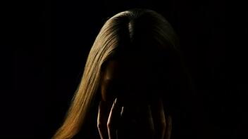 Υπόθεση ομαδικού βιασμού: Ραγδαίες εξελίξεις με την 24χρονη που εμφανίστηκε δημοσίως