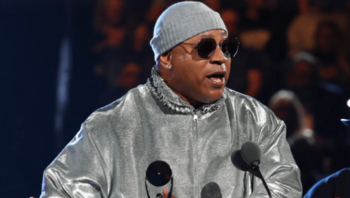 Νέα Υόρκη: Άγαλμα του LL Cool J παίζει τη μουσική του με ηλεκτρική ενέργεια