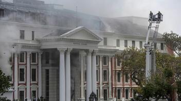 Υπό έλεγχο και η δεύτερη πυρκαγιά στο κοινοβούλιο της Νότιας Αφρικής