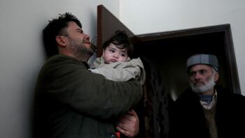 Αφού χάθηκε στο χάος του αεροδρομίου της Καμπούλ, βρέφος κατάφερε να ξαναβρει την οικογένειά του
