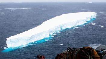 Γιγαντιαίο παγόβουνο απελευθέρωσε 152 δισεκατομμύρια τόνους νερού 