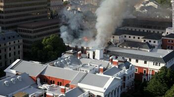 Νότια Αφρική: Ένας ύποπτος συνελήφθη σε σχέση με τη φωτιά στο κοινοβούλιο