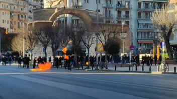 Επεισόδια σε πορεία αντιεξουσιαστών - Διαδηλωτής τυλίχτηκε στις φλόγες