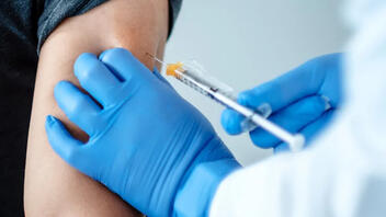 Παγώνη: Τριπλά εμβολιασμένοι που νόσησαν μπορεί να ξανακολλήσουν 