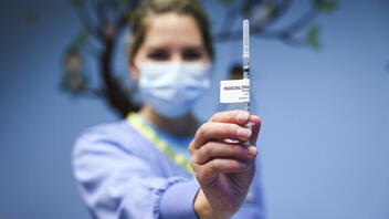 Δύο νοσοκόμες έβγαλαν 1,5 εκατ. δολάρια πουλώντας πλαστά πιστοποιητικά εμβολιασμού στη Νέα Υόρκη