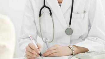 Μέχρι τις 30 Απριλίου θα μπορούν οι ιδιώτες γιατροί να συνταγογραφούν σε ανασφάλιστους