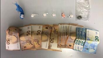 Οι αστυνομικοί και ο σκύλος "ξετρύπωσαν" κάνναβη, κοκαΐνη και μετρητά!