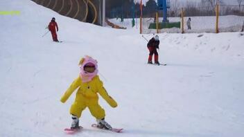 Είναι μόλις 4 ετών και εντυπωσιάζει με τις επιδόσεις της στο σκι 