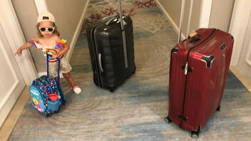 Κοριτσάκι 2,5 ετών έχει τις πτήσεις για... περίπατο - Έχει ταξιδέψει ήδη σε 12 χώρες