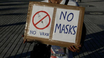 Αντιεμβολιαστές και υγειονομικοί σε αναστολή συμμετείχαν σε συγκέντρωση διαμαρτυρίας στο Σύνταγμα