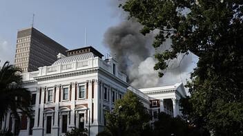 Νότια Αφρική: Μεγάλη φωτιά στο κτίριο του κοινοβουλίου στο Κέιπ Τάουν