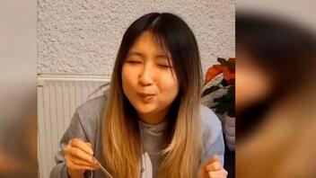 Νοτιοκορεάτισσα μαγειρεύει στο TikTok και γίνεται viral