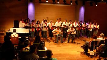 Από την έδρα στη σκηνή: 20 χρόνια μετρά η χορωδία των εκπαιδευτικών του Ηρακλείου!