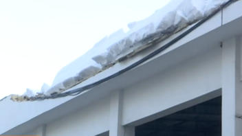 Κατέρρευσε οροφή σε βενζινάδικο λόγω του χιονιού στο Παγκράτι