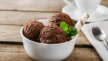 Παγωτό με μαύρη σοκολάτα και κακάο
