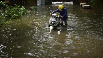 Σε συναγερμό οι χώρες του Κόλπου λόγω των καταρρακτωδών βροχών