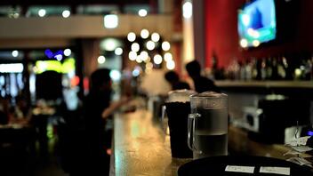 Πρωτοχρονιάτικη "καμπάνα" σε cafe bar στην Κρήτη που έπαιζε μουσική παρά την απαγόρευση!
