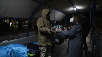 Η Κ. Σακελλαροπούλου μοίρασε φαγητό σε άστεγους στο λιμάνι του Πειραιά 