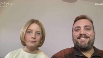Ο Κρητικός που έγινε viral τραγουδώντας με την κόρη του