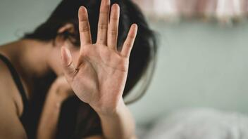 Υπόθεση ομαδικού βιασμού: Η πρώτη δημόσια εμφάνιση της 24χρονης και οι αποκαλύψεις