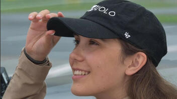 Προσγειώθηκε στο Ηράκλειο η 19χρονη Ζάρα που κάνει το γύρο του κόσμου με το μονοκινητήριo της 