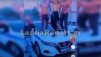 Συλλήψεις για το βίντεο που χόρευαν στο καπό περιπολικού