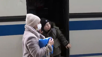 Συγκίνηση στην Ομόνοια: Ουκρανοί πρόσφυγες έφτασαν στην Αθήνα με λεωφορείο