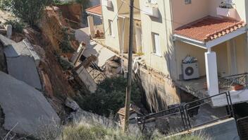 Απίστευτες εικόνες: «Βυθίστηκε» σπίτι στον Νέο Βουτζά λόγω καθίζησης