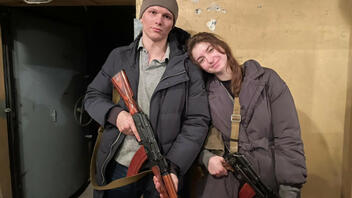 Ουκρανία: Νεόνυμφοι πέρασαν την πρώτη μέρα του γάμου τους μαζεύοντας όπλα