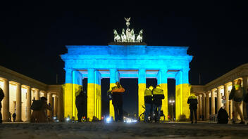 Βερολίνο και Παρίσι φωταγώγησαν κτίρια στα χρώματα της Ουκρανίας