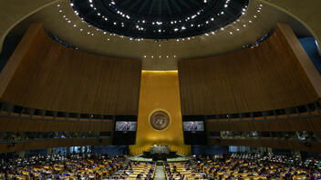 Ενός λεπτού σιγή στη μνήμη των θυμάτων της Ουκρανίας τήρησαν τα μέλη της Γενικής Συνέλευσης του ΟΗΕ 