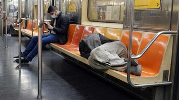 Οι αρχές στη Νέα Υόρκη σκοπεύουν να διώξουν τους άστεγους από το μετρό	