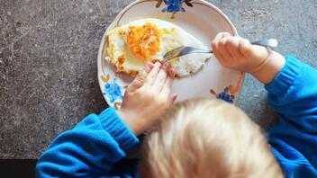Κάνει τα παιδιά να τρώνε αυγό κάθε μέρα;