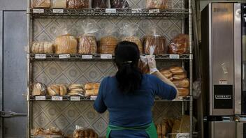 Τουρκία: Τεράστιες ουρές για μπαγιάτικο ψωμί – Πωλείται μισοτιμής ή χαρίζεται