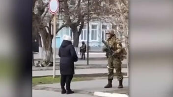Ουκρανή ρωτά Ρώσο στρατιώτη: «Tι ήρθατε να κάνετε στη χώρα μας;» 