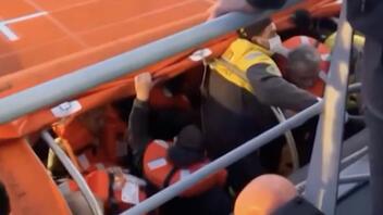 Φωτιά στο πλοίο: Συγκλονιστικές στιγμές από τη διάσωση των επιβατών