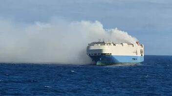 Πορτογαλία: Πυρκαγιά σε πλοίο που μεταφέρει χιλιάδες πολυτελή οχήματα