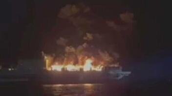 Σε σωστικές βάρκες οι επιβάτες του πλοίου που πήρε φωτιά – Δείτε βίντεο 