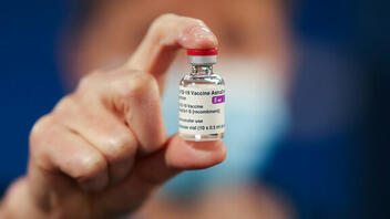 Πανδημία: Τα κέρδη για τη φαρμακοβιομηχανία από το εμβόλιο