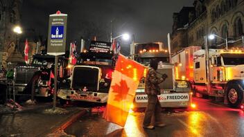 Κομβόι φορτηγών αναχωρούν για τα σύνορα με τον Καναδά