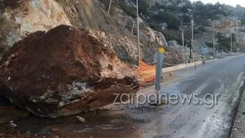 Τεράστιος βράχος έπεσε σε δρόμο στην Παλαιόχωρα