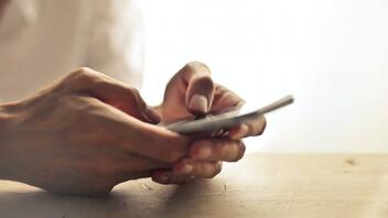 Πάνω από 500.000 αιτήματα για απαλλαγή από τα τέλη κινητής τηλεφωνίας για τους νέους