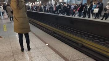 Μετρό: Καθυστερήσεις στους συρμούς από πτώση άνδρα στις γραμμές στην Ομόνοια