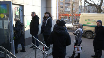 Οι Ρώσοι τρέχουν στα ATMs να βγάλουν χρήματα -Φοβούνται την κατάρρευση του ρουβλιού