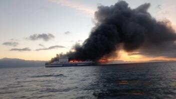 Φωτιά σε πλοίο: Αναφορές για αγνοούμενους - Το “mayday” των παραπλέοντων σκαφών για τη διάσωση των επιβατών
