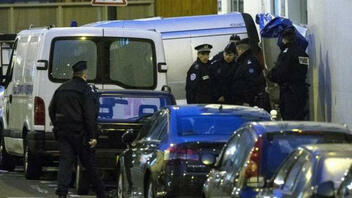 Υπέκυψε ο άνδρας που απειλούσε με μαχαίρι αστυνομικούς στο Παρίσι 