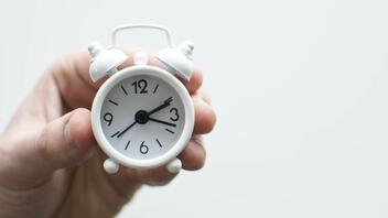 Αντίστροφη μέτρηση για την αλλαγή ώρας: Ποια Κυριακή θα γυρίσουμε τα ρολόγια μια ώρα μπροστά